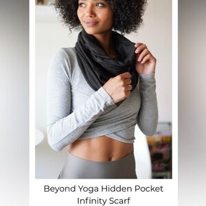 Beyond Yoga black infinity scarf with‎ pocket